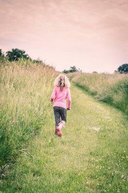 Kızı geri görüntülemek kırsal yolunda yürüyüş