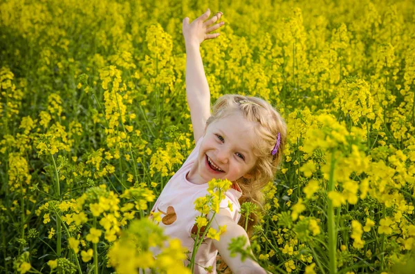 Feliz Sorrindo Linda Menina Loira Campo Colza Agrícola Amarelo — Fotografia de Stock