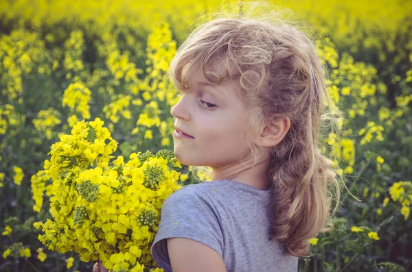 可爱的金发女孩 在黄色的农业油菜田 — 图库照片