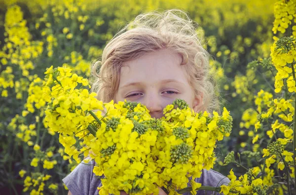 Malé Dítě Žluté Zemědělských Řepkové Pole — Stock fotografie
