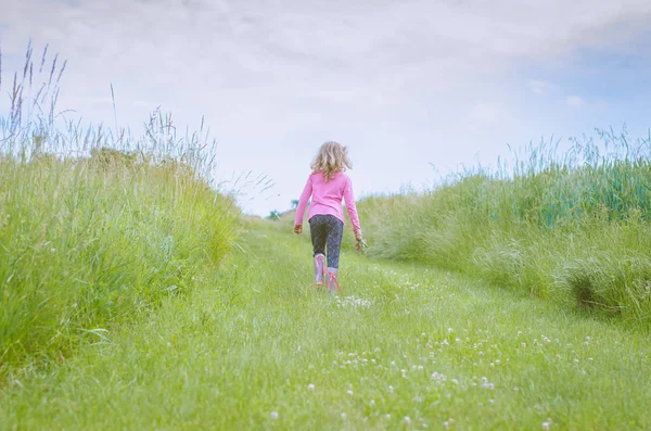 Chica Con Pelo Largo Rubio Vista Trasera Caminando Camino Rural — Foto de Stock