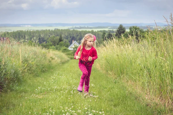 Niña corriendo en el camino rural — Foto de Stock