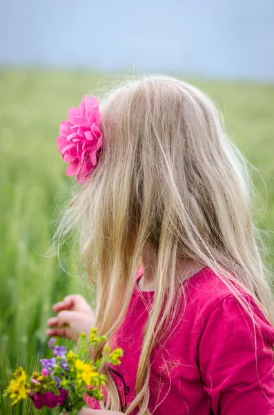 Chica con el pelo largo y flores — Foto de Stock