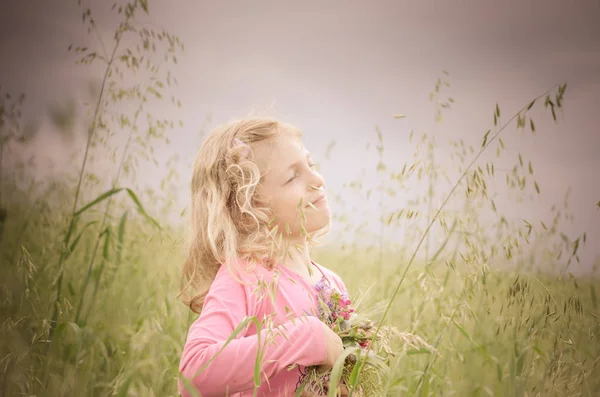그린 필드에 아름 다운 금발 소녀의 초상화 — 스톡 사진