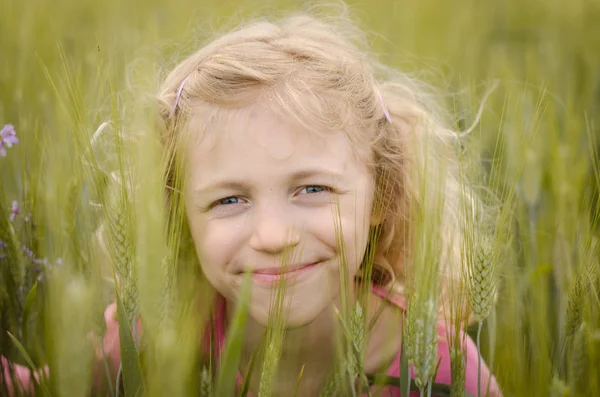 Linda menina loira retrato no campo verde — Fotografia de Stock