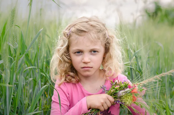 Lovely blond girl portrait in green field — Stock Photo, Image