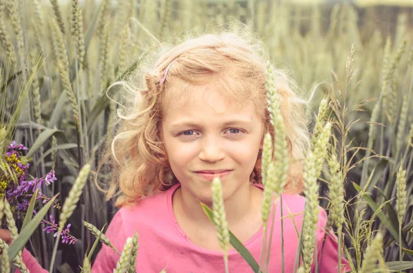 Schönes blondes Mädchenporträt im grünen Feld — Stockfoto