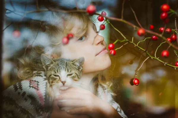 Adorável Loira Menina Segurando Pouco Gato Atrás Janela Outono Tempo — Fotografia de Stock