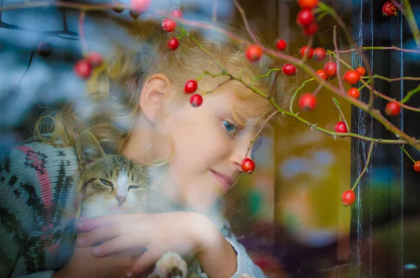 Sevimli Sarışın Kız Küçük Kedi Pencerenin Sonbahar Zamanında Holding — Stok fotoğraf
