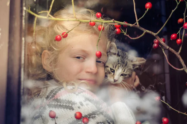 Sevimli Sarışın Kız Küçük Kedi Pencerenin Sonbahar Zamanında Holding — Stok fotoğraf