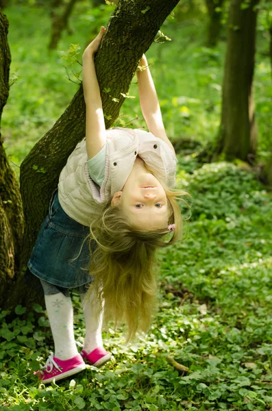 Mädchen im Wald — Stockfoto