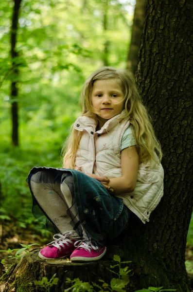 Mädchen im Wald — Stockfoto