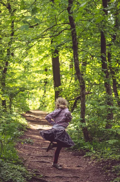 Mädchen tanzt im Frühlingswald — Stockfoto