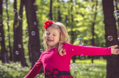 sabun köpüğü ile oynayan küçük çocuk