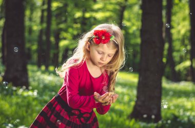 sabun köpüğü ile oynayan küçük çocuk