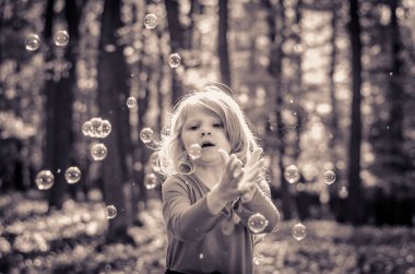 oynayan neşeli küçük çocuk