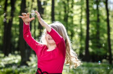 neşeli küçük çocuk dans