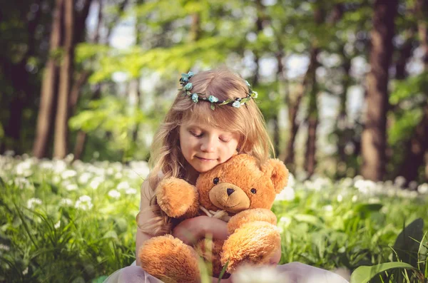 Menina solitária com ursinho de pelúcia — Fotografia de Stock