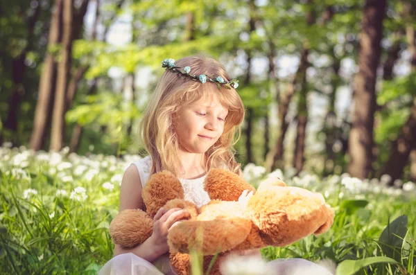 Lachende meisje met teddybeer — Stockfoto