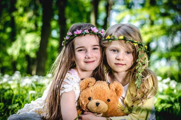 Krásné Dívky Plyšovým Medvědem Lese Zelená Jarní — Stock fotografie