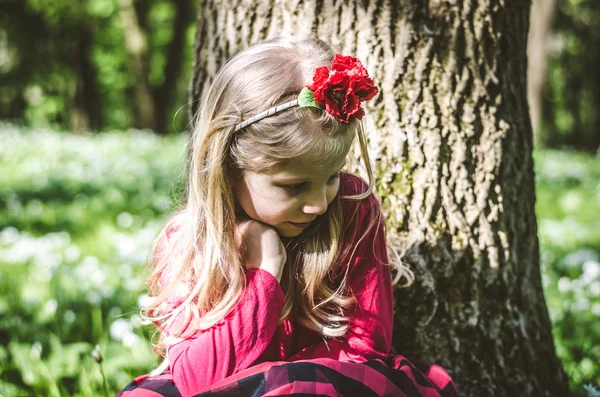 Kleines hübsches blondes Mädchen im Wald — Stockfoto