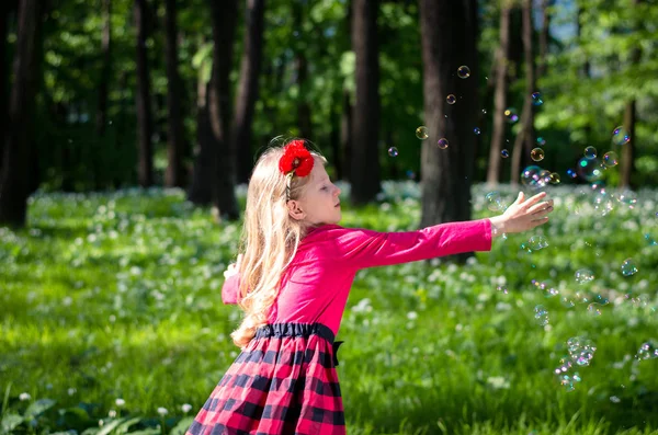 Malé dítě hraje s mýdlové bubliny — Stock fotografie