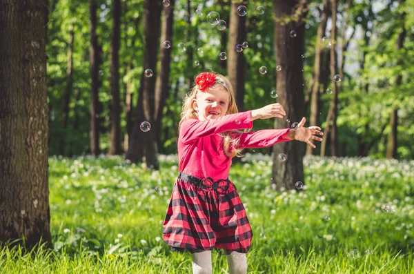 Spiel mit Seifenblasen — Stockfoto