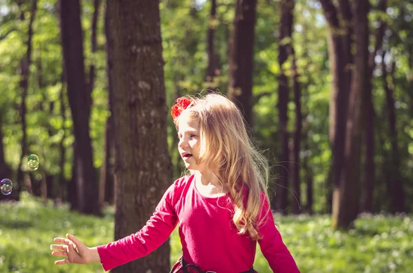 Hermosa Niña Rubia Jugando Con Burbujas Jabón Aire Libre Verde — Foto de Stock