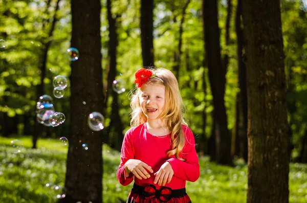 Розвага з мильними бульбашками — стокове фото