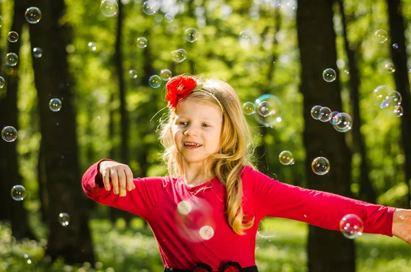 Krásná Blonďatá Holčička Hraje Mýdlovými Bublinami Venkovní Lese Zelená Jarní — Stock fotografie