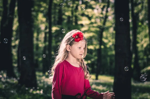Litet barn med såpbubblor — Stockfoto