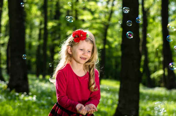 Klein kind spelen met zeepbellen — Stockfoto