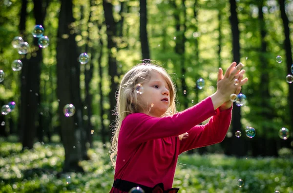 Entzückendes Kleines Mädchen Spielt Frühlingswald — Stockfoto
