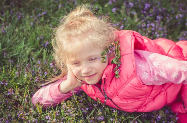 Little lovely child in the meadow — Stock Photo, Image