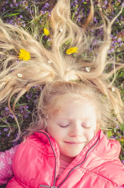 Entzückendes Blondes Mädchen Mit Langen Blonden Haaren Auf Der Blumenwiese — Stockfoto