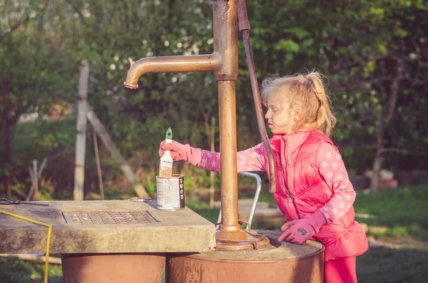 Adorável Menina Loira Pintura Com Escova Poço Jardim — Fotografia de Stock