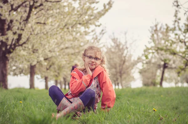 Bedårande Blonda Tjej Som Sitter Gröna Gräset Träden Med Blommande — Stockfoto