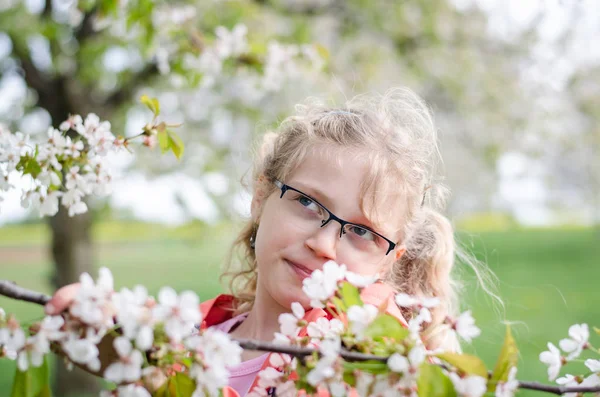 Criança Pequena Jardim Mola Com Galho Cheio Flores Florescentes — Fotografia de Stock