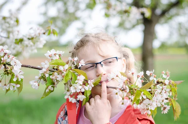 Kis Gyerek Tavaszi Virágzó Virágokkal Teli Kerttel — Stock Fotó