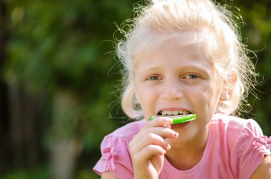 Tatlı lolipop yemek.