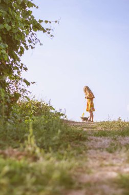 çocuk ve kedi yürüyor.