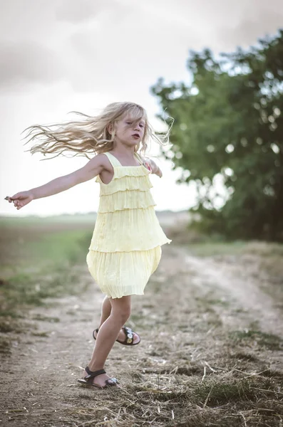 Linda criança correndo na natureza no campo rural — Fotografia de Stock