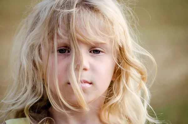 Vacker vild barn med rörigt långt blont hår porträtt — Stockfoto