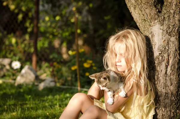Felizes de criança e animal no tempo de hora de ouro — Fotografia de Stock