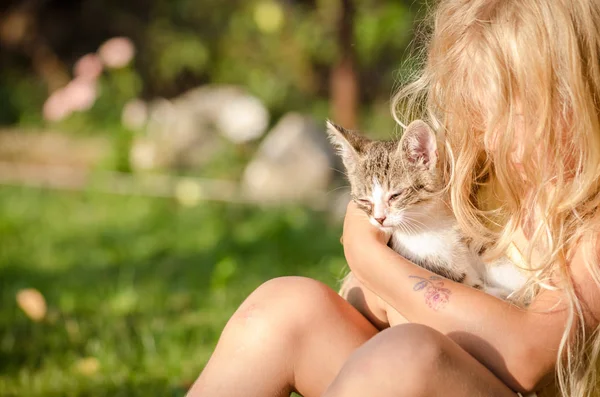 Felicità di bambino e animale in bella giornata di sole — Foto Stock