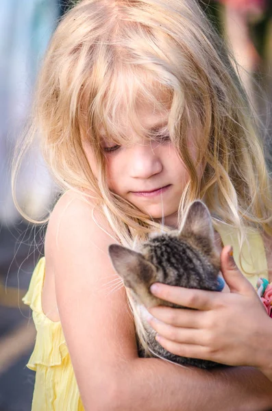 함께 행복 한 아이와 동물 고양이 — 스톡 사진
