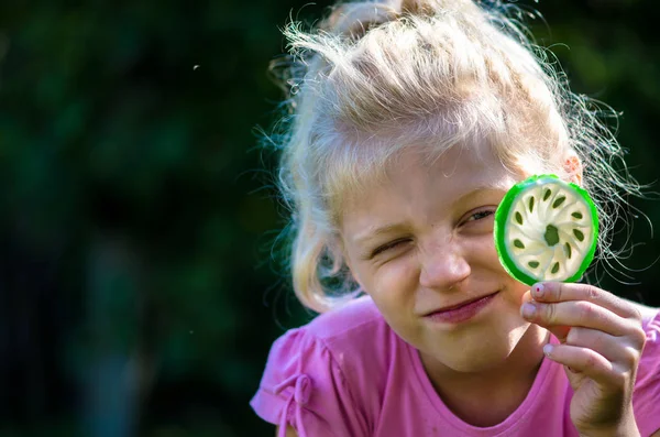 Het eten van zoete lolly — Stockfoto