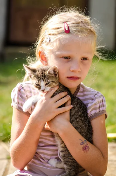 Happy child and animal cat together — Stock Photo, Image