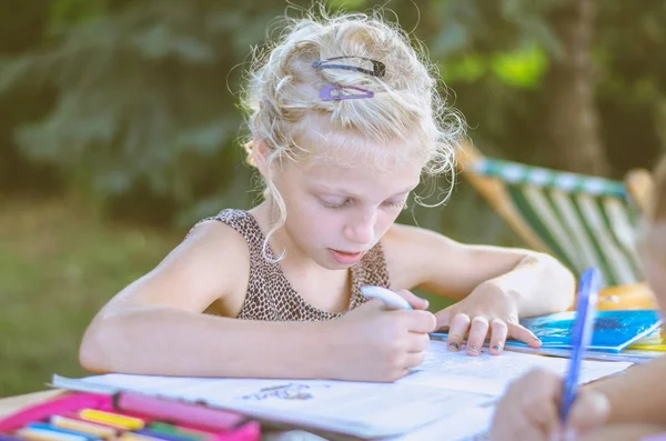 Lilla barnet gör läxor — Stockfoto