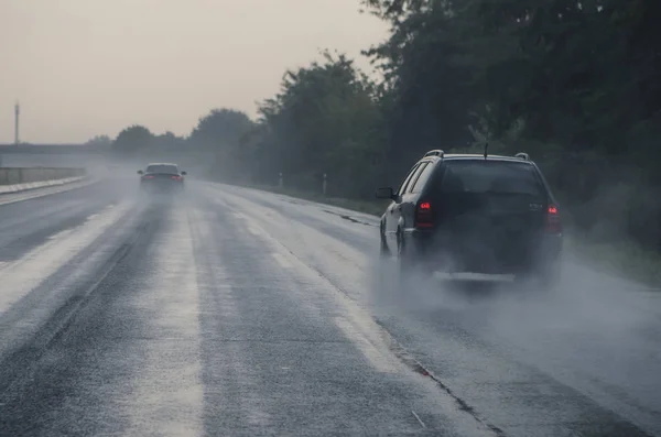 Voitures dans l'autoroute glissante dangereuse — Photo